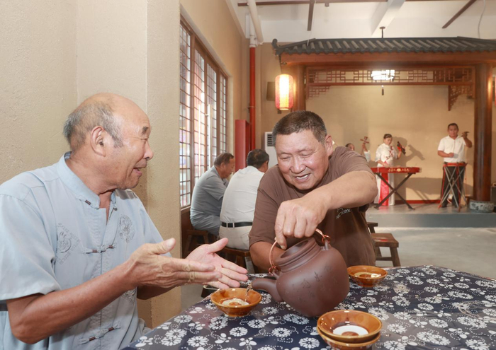 周边居民在百姓茶馆休闲。吴天元摄