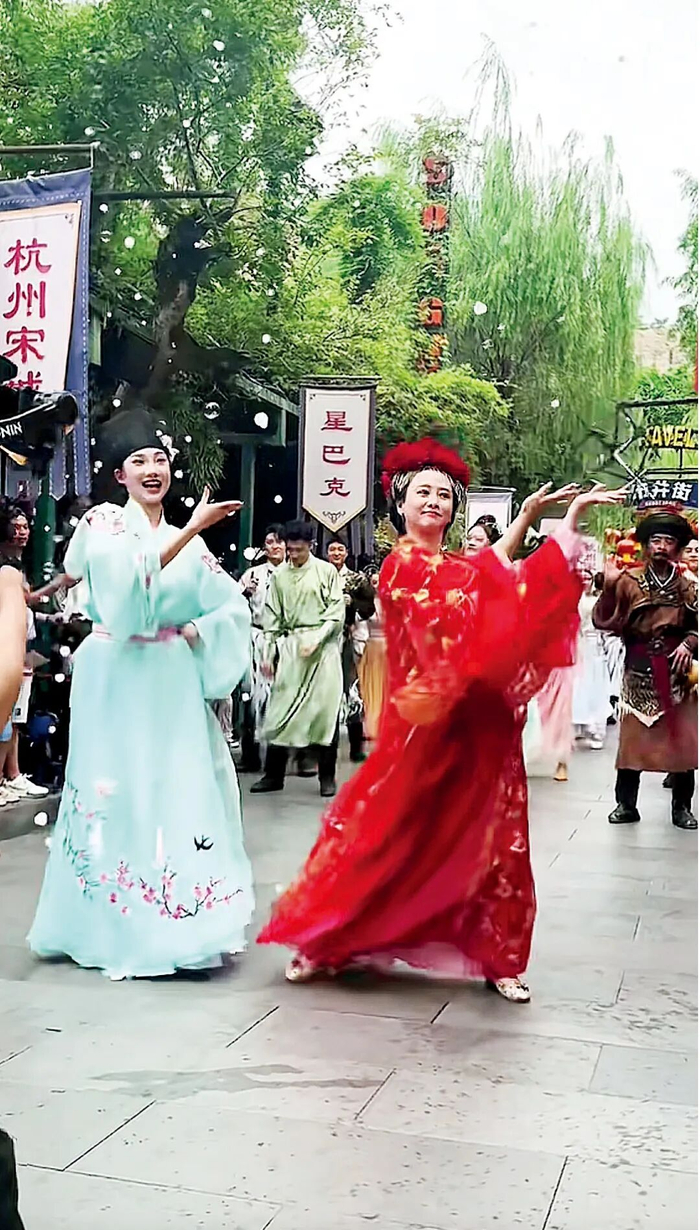 扮演NPC的演员翁虹（右）（视频截图）