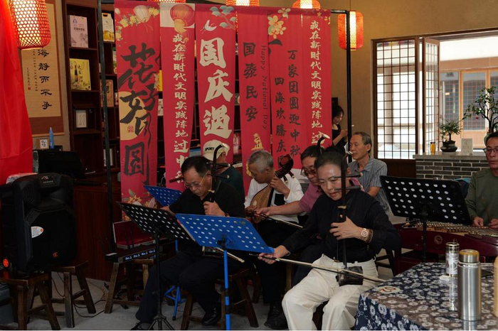 百姓茶馆内的文艺演出活动。尤伟摄