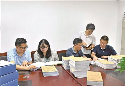 图为重庆市綦江区纪委监委工作人员进行研讨。杨莹 摄