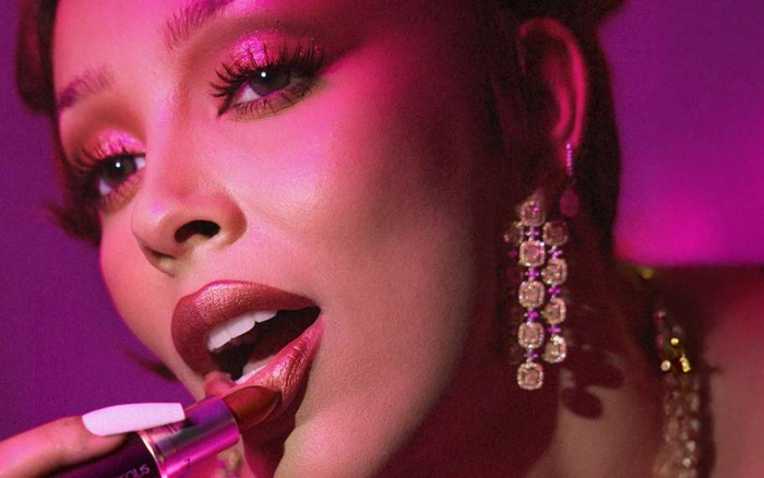 Doja Cat佩戴渐变沙漠钻石系列珠宝进行新单曲Gorgeous MV拍摄