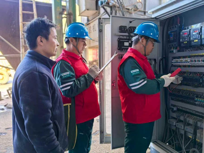 国网馆陶县供电公司抢修人员帮助当地烘干企业检查设备运行情况。新华社记者 赵鸿宇 摄