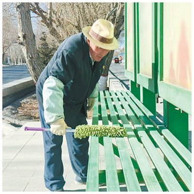 退休后，昂清在青海格尔木市一社区内进行义务服务。受访者供图