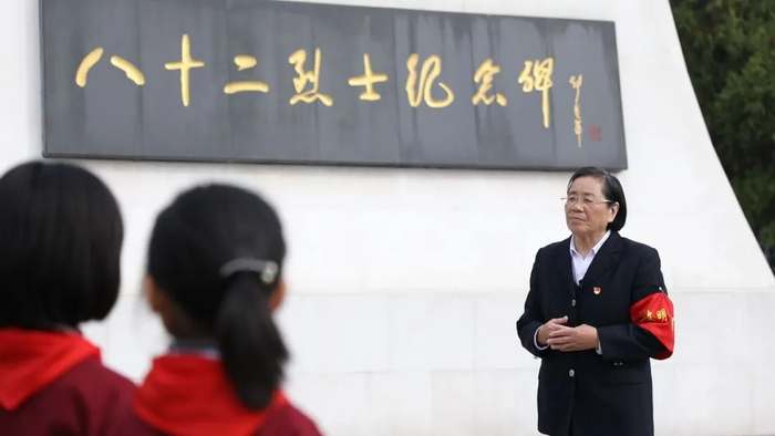 50多年来,李云鹏烈士的妹妹李爱云在刘老庄守护82名烈士,宣讲八十二勇士的事迹。