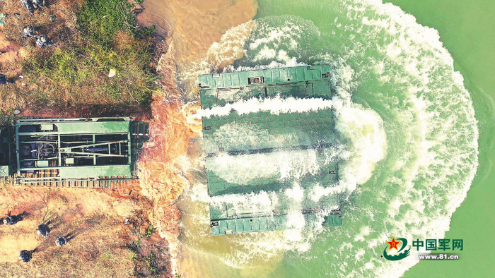 　　第73集团军某旅舟桥分队正在进行舟桥泛水。袁德坤摄