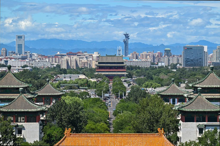 2024年8月12日，从景山上沿北京中轴线向北眺望鼓楼。新华社记者 李鑫 摄