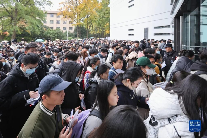 2024年11月，考生进场准备参加国考。图源：新华社