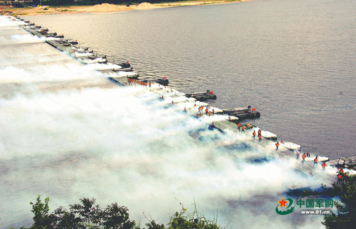 　　第73集团军某旅舟桥分队开展渡河保障训练。袁德坤摄