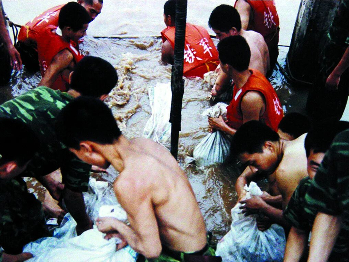 1998年8月，长江流域发生特大洪水，“刘老庄连”随团紧急奔赴灾区参加抗洪抢险任务。 