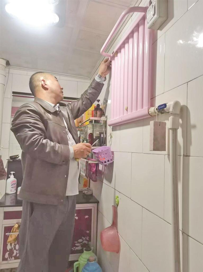 青英领绣城小区物业人员上门解决业主供暖问题。西海新闻记者 马小玮 摄