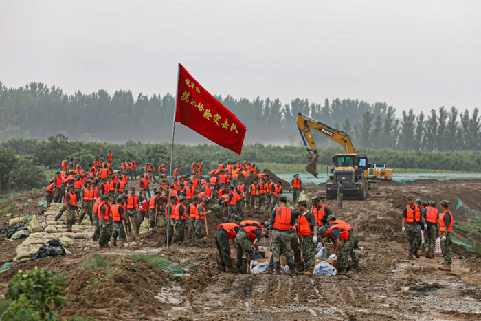 2023年，“刘老庄连”部分官兵随队参加抗洪抢险任务。杨仕伟 摄