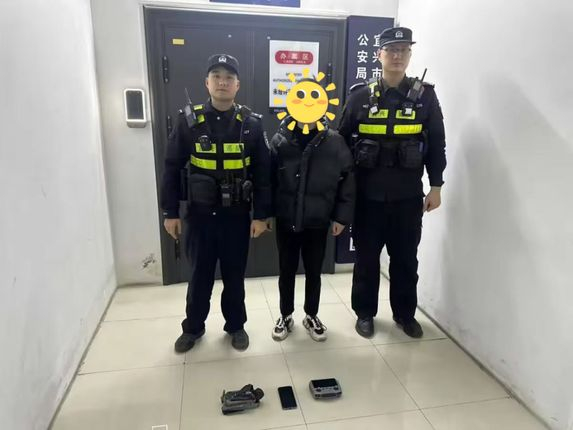 民警对无人机飞手使用的无人机内存卡、遥控器及手机进行检查，发现了多段不雅视频。（图片来源：平安宜兴）