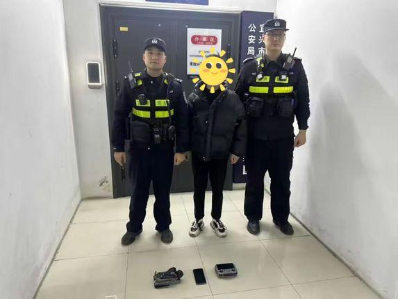 民警对无人机飞手使用的无人机内存卡、遥控器及手机进行检查，发现了多段不雅视频。（图片来源：平安宜兴）