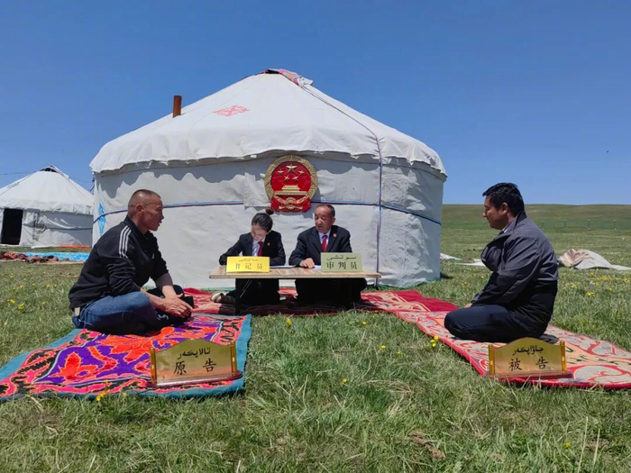 新疆特克斯县人民法院喀拉峻旅游毡房巡回法庭现场化解纠纷。张 婷摄