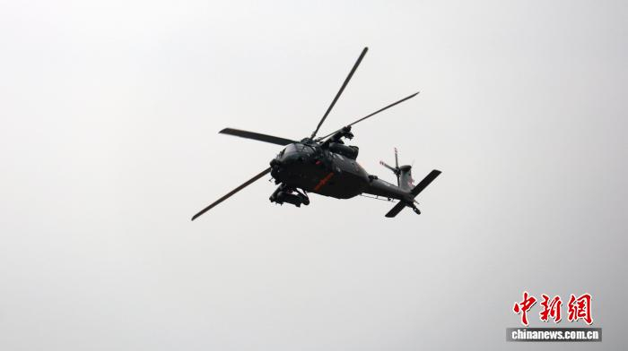 10月16日，第七届中国天津国际直升机博览会开幕，中国陆军直-20T直升机在飞行表演中亮相。　中新社记者 李纯 摄