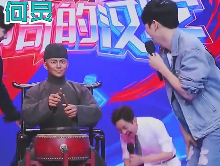 雕塑曾与何炅本人“同框”(图据网络)