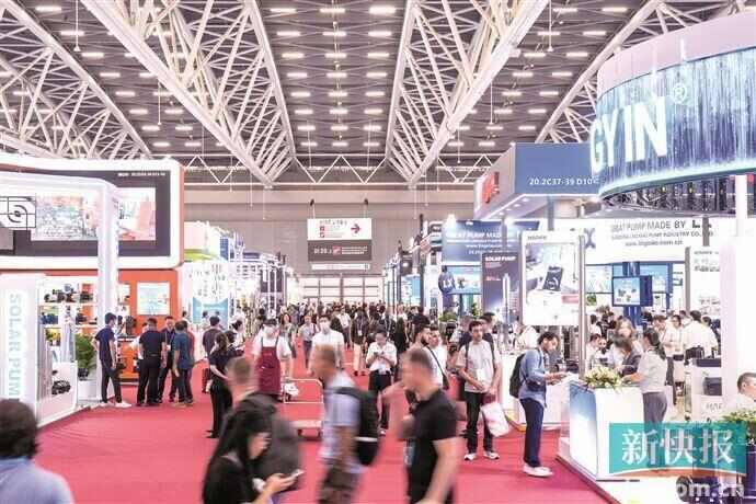 ■开幕首日，广交会展馆内人流如织。 新快报记者 郭思杰/摄