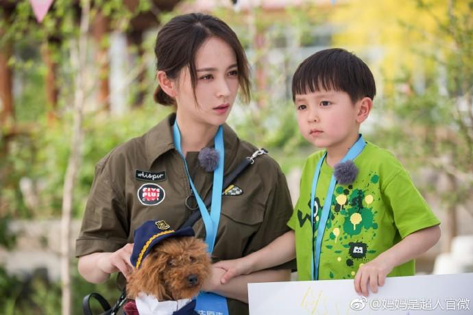 邓莎与儿子大麟子 图据《妈妈是超人》官方微博