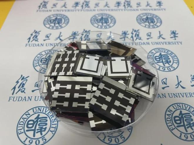 锡基钙钛矿太阳能电池  本文图均为 复旦大学供图