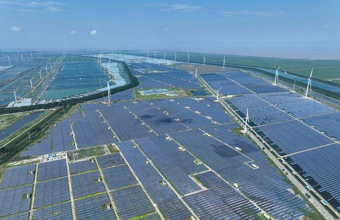 在盐城东台海滨拍摄的光伏、风电项目 图片来源：新华社