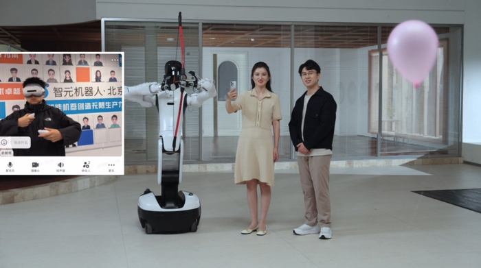 发布直播中，工程师使用超视距遥操G2机器人射破气球。