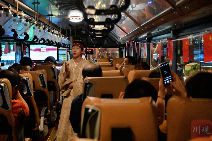 夜游锦江主题观光巴士上，郭骏扮演的NPC正在进行表演。