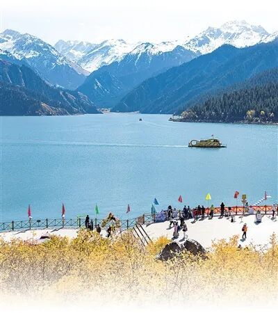 新疆昌吉回族自治州天山天池风景区秋色如画。何 龙摄