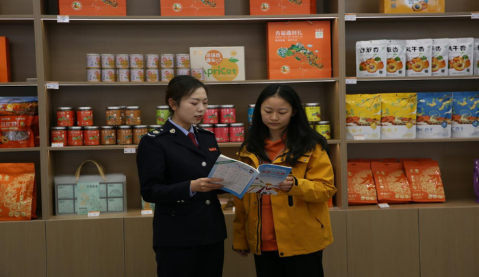 甘州区税务局税务干部正在为企业进行政策辅导