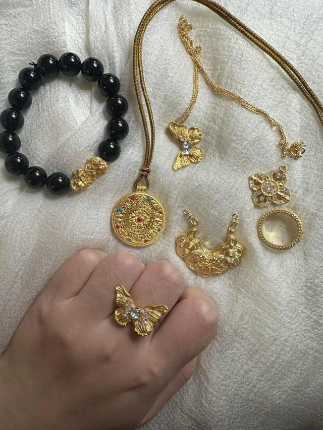 自制金饰。 受访者供图