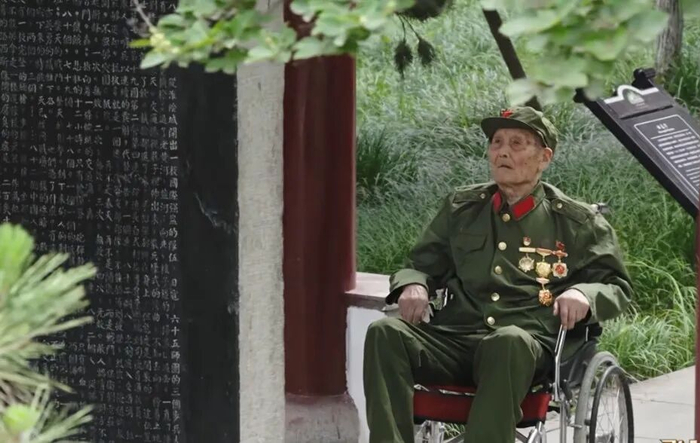 2025年，99岁的抗战老兵于跃书来到八十二烈士碑前