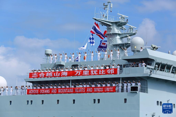 10月16日，戚继光舰官兵在泰国梭桃邑港向民众致意。新华社记者 孙玮彤 摄