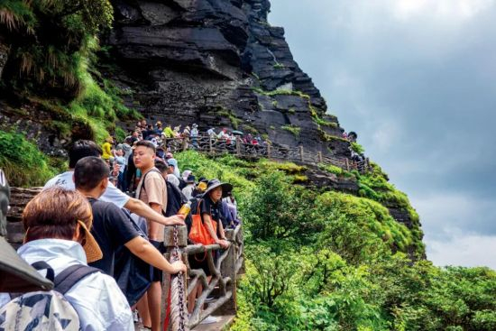 2024年6月16日，贵州梵净山景区的游客。图/视觉中国