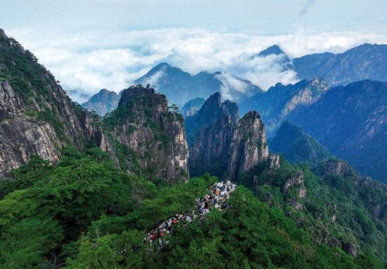 2025年10月3日，游客在安徽黄山风景区游览。图/视觉中国