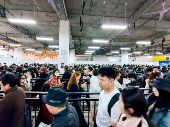 2024年4月4日，河南洛阳老君山，游客排长队等坐索道。图/IC