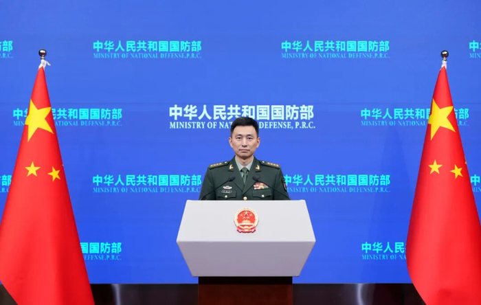 10月17日下午，国防部新闻发言人张晓刚大校就近期涉军问题发布消息。孙悦 摄