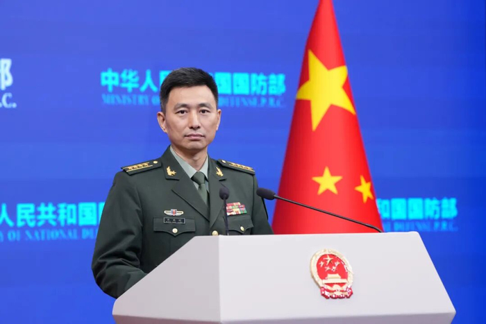 10月17日下午，国防部新闻发言人张晓刚大校就近期涉军问题发布消息。孙悦 摄