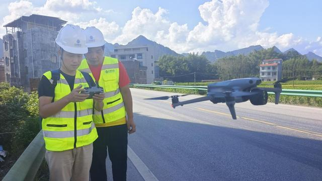 5G无人机构建起贯通地面与空域的全方位通信保障网 韦秀香摄