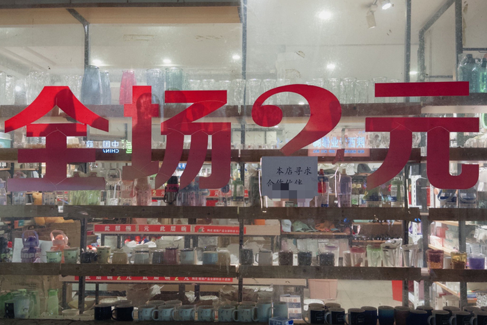县城商业街客流不多，店铺用低价引流 图源：时代周报记者 傅一波