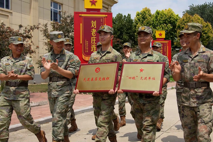 “刘老庄连”官兵载誉而归。罗喧 摄