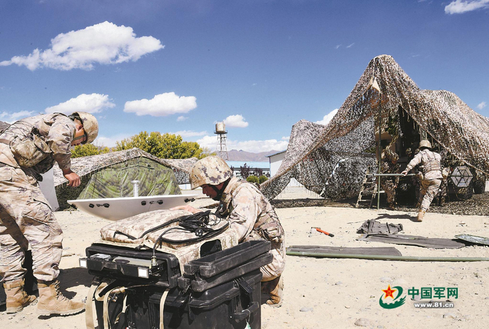 　　信息支援部队某部组织通信专业技术比武，业务骨干争分夺秒进行课目作业。陈效通摄