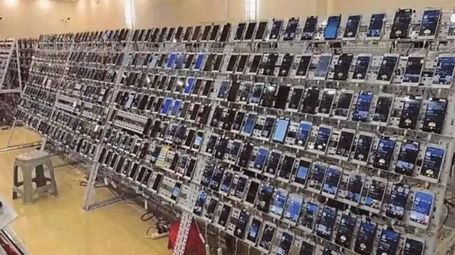 ▲在美国纽约东区地方法院法庭文件中，呈现了据称用于电诈的“手机农场”的图片