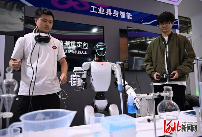 10月16日，2025中国国际数字经济博览会展区工作人员在调试机器人。 河北日报记者 史晟全摄