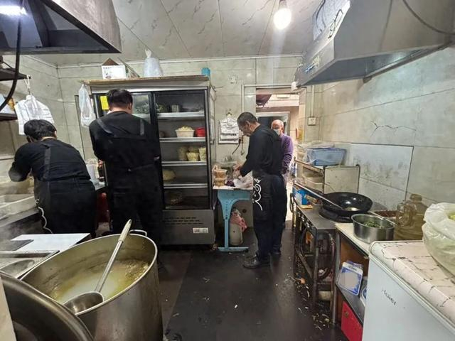 实惠小吃店内，老板正在给顾客打包。图/九派新闻 李恺