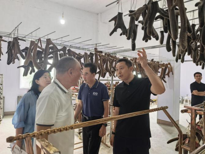 2025年“辽宁优品”评价专家团队在某参评企业进行现场评价