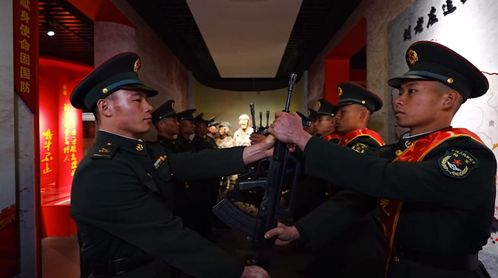 2025年，“刘老庄连”举行新兵授枪仪式。罗暄 摄