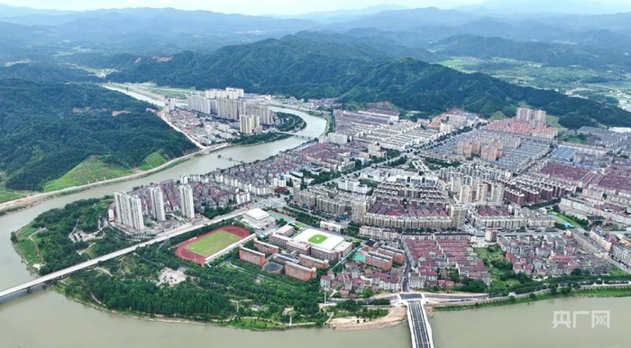 宜黄境内青山环抱，绿水相依，山水间正在书写着乡村振兴的生动故事（央广网发  肖江峰  摄）