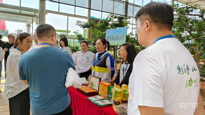樱桃采摘旅游节现场，推介其他宜黄特色农产品（央广网发  肖江峰  摄）