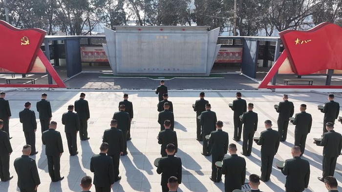 “刘老庄连”官兵在英烈墙前整齐肃穆，缅怀先烈。孙雪松 摄