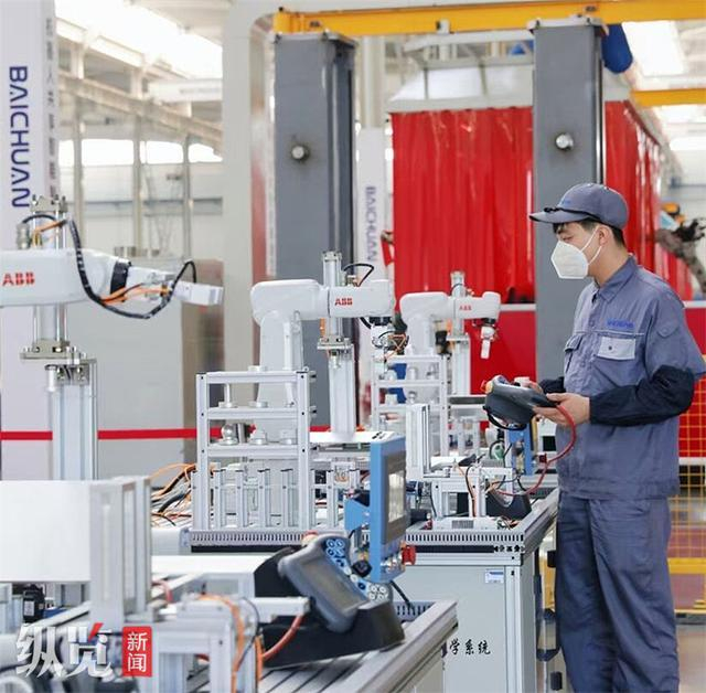 9月19日，唐山百川机器人共享制造工厂，工人正在检查设备。河北日报记者 师源摄