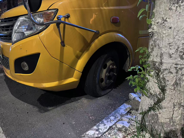 停靠在县城内的一辆校车 图源：时代周报记者 傅一波